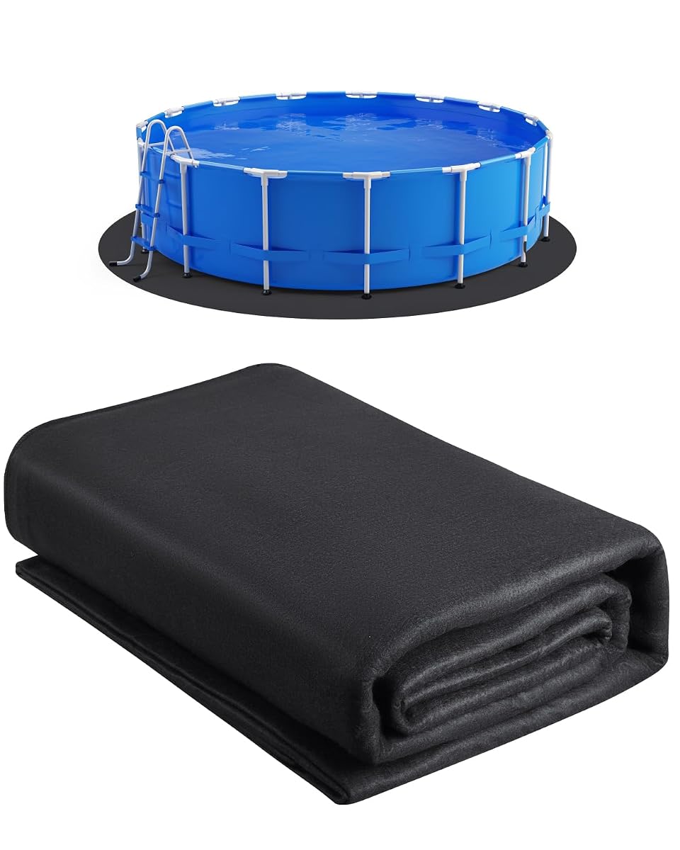 Tapis rond en géotextile noir déplié sur un sol extérieur préparé pour une piscine hors sol.