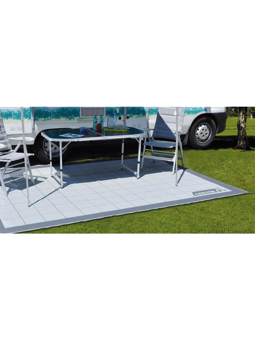 Tapis de sol Conver gris à motif géométrique installé sous l’auvent d’un camping-car.