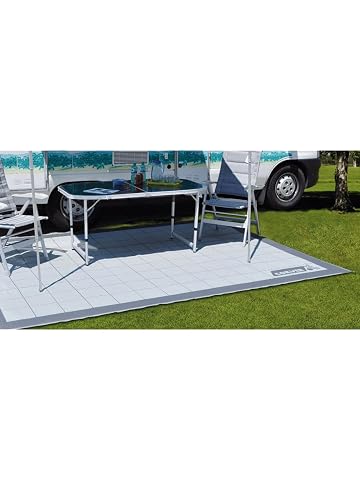Tapis de sol Conver gris à motif géométrique installé sous l’auvent d’un camping-car.
