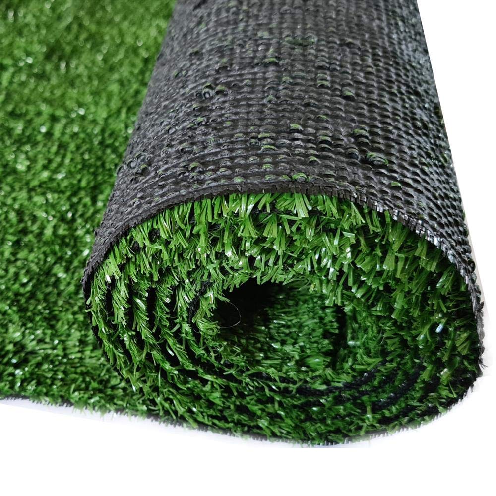 Tapis de gazon artificiel vert déroulé sur une terrasse en bois après la pluie