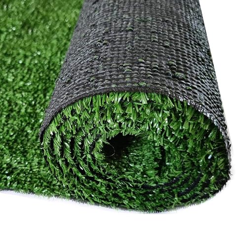 Tapis de gazon artificiel vert déroulé sur une terrasse en bois après la pluie