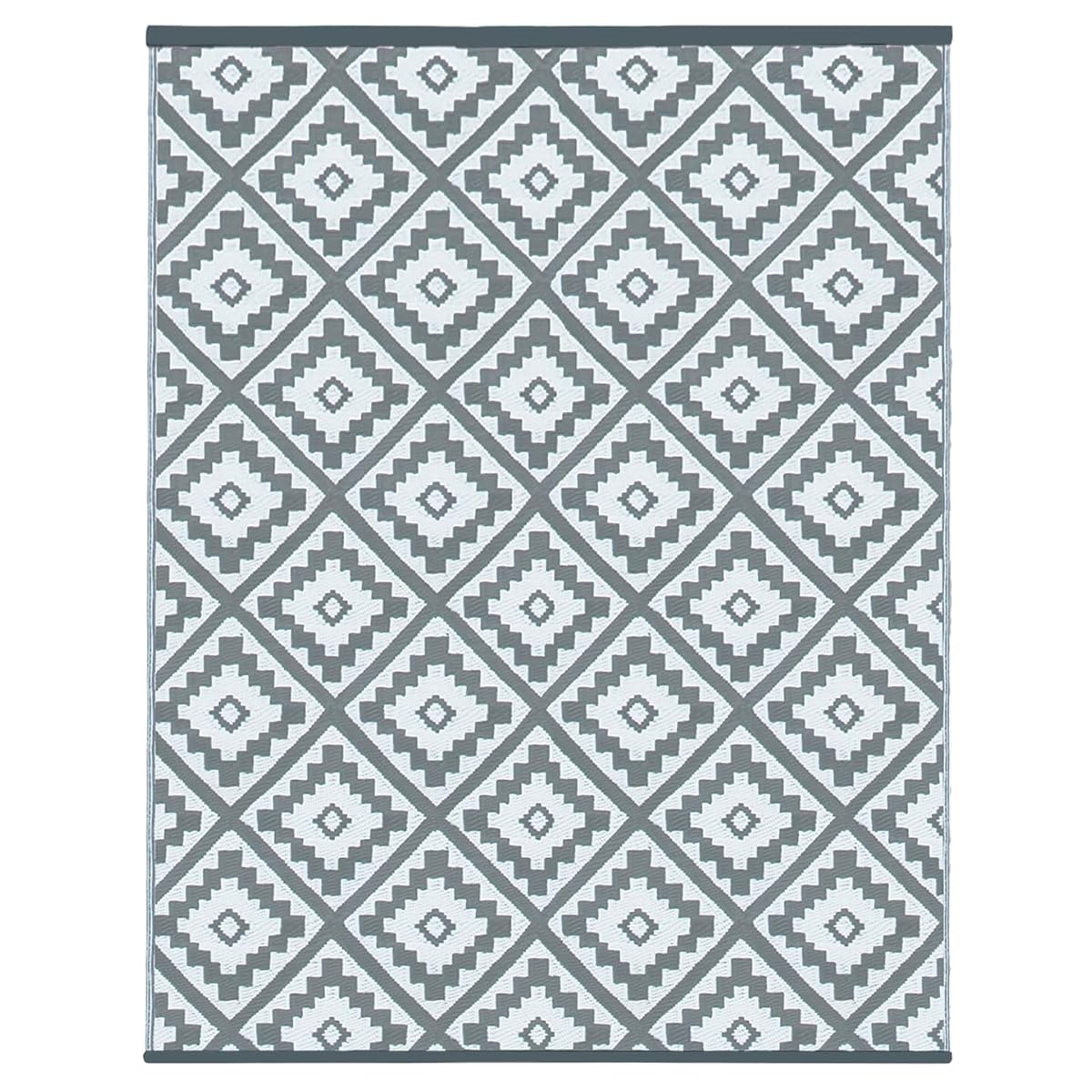 Tapis d’extérieur Bahamas gris anthracite et blanc à motif géométrique posé sur une terrasse