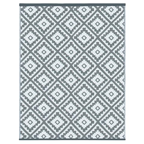 Tapis d’extérieur Bahamas gris anthracite et blanc à motif géométrique posé sur une terrasse