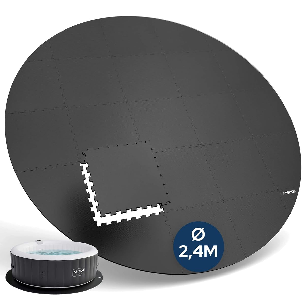 Tapis puzzle rond noir en EVA assemblé sur une terrasse claire après la pluie