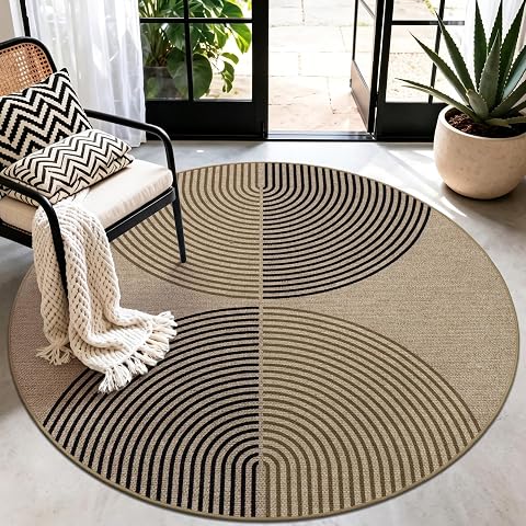 Tapis rond tissé à motif géométrique noir et marron posé sur une terrasse en pierre claire.