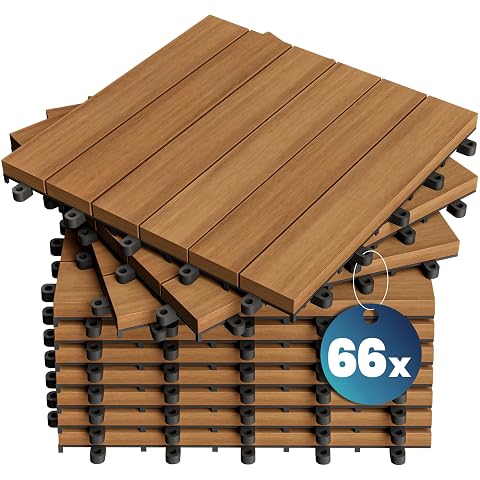 Dalles clipsables en acacia présentées en piles sur une terrasse en pierre claire après la pluie