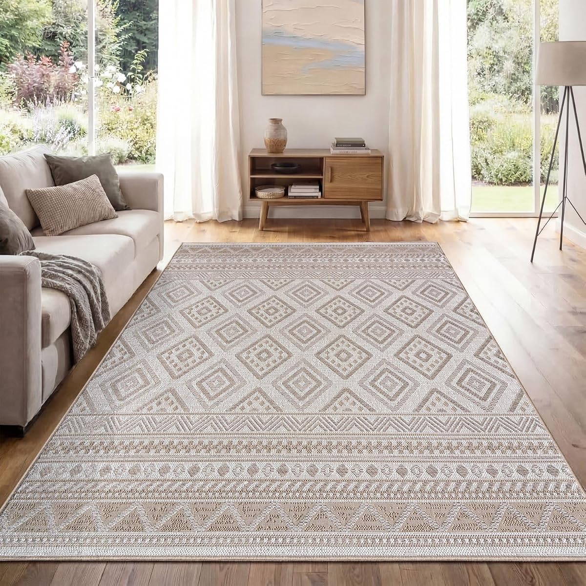 Tapis rectangulaire beige au motif géométrique Boho installé sur un balcon après la pluie