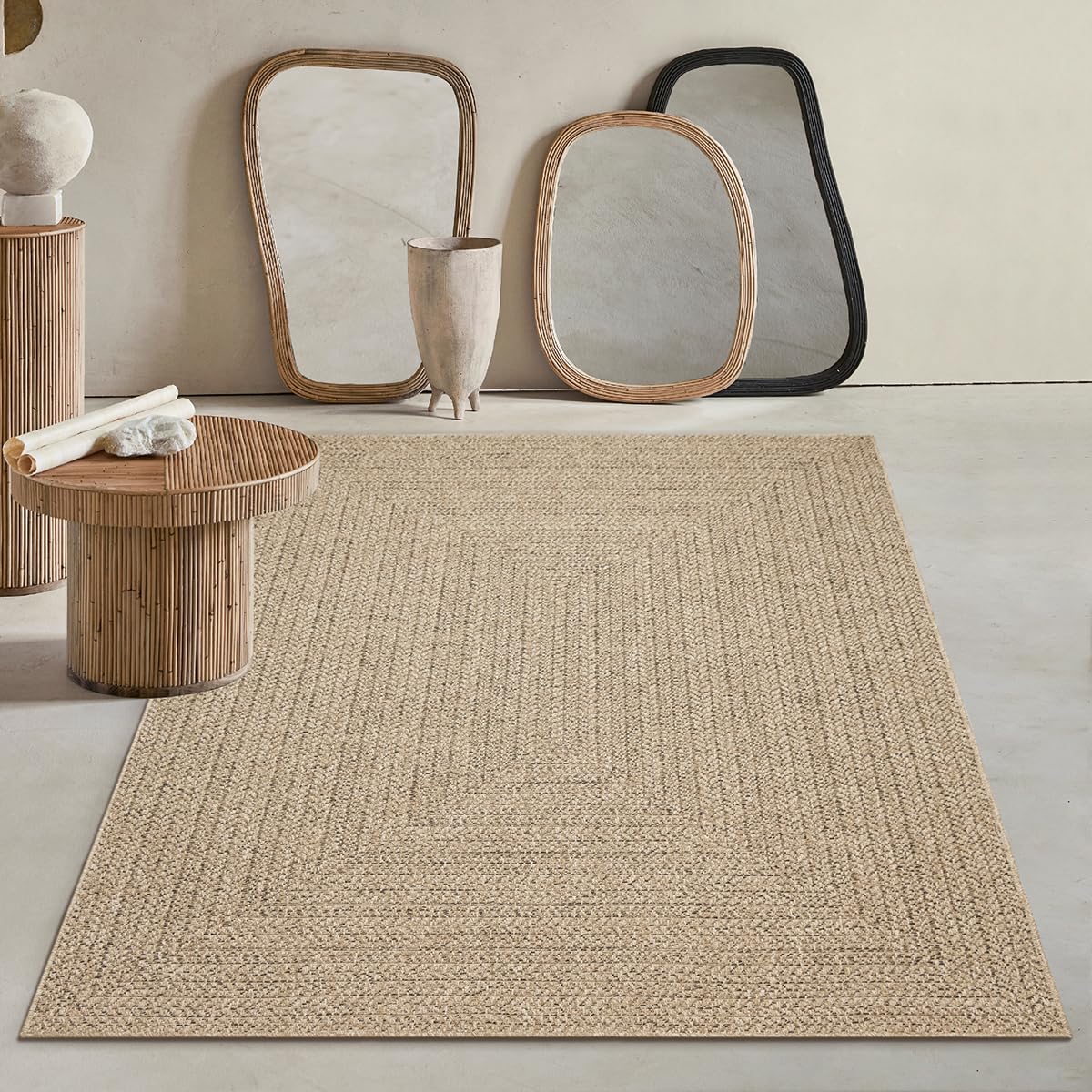 Tapis rectangulaire à l’aspect jute naturel posé sur une terrasse claire après la pluie