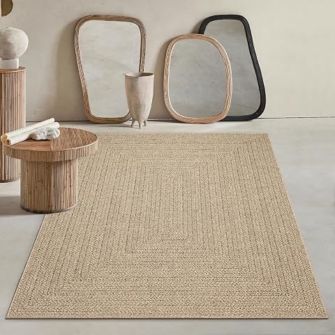 Tapis rectangulaire à l’aspect jute naturel posé sur une terrasse claire après la pluie