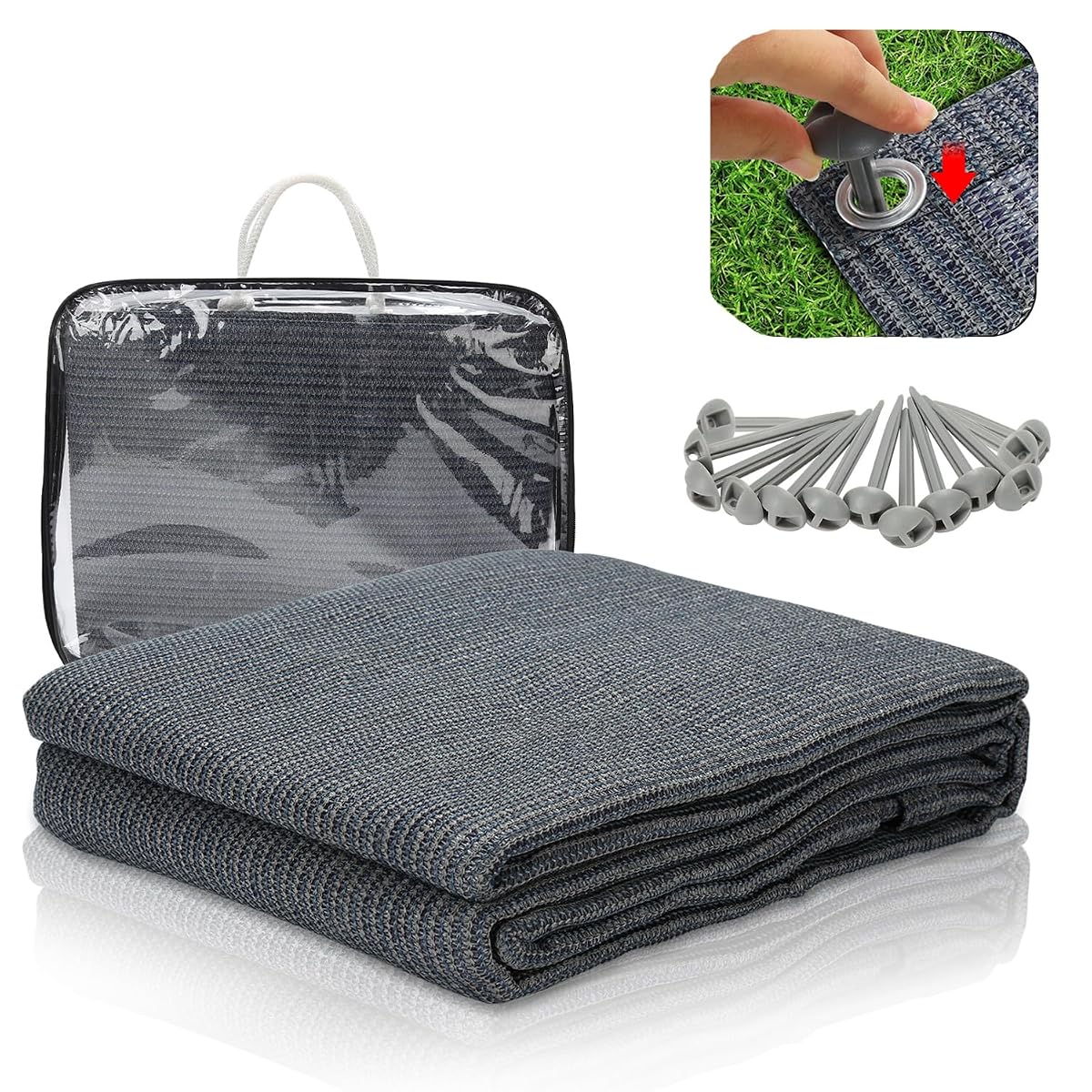 Tapis d’auvent gris-bleu déployé au camping, avec son sac de rangement et ses piquets