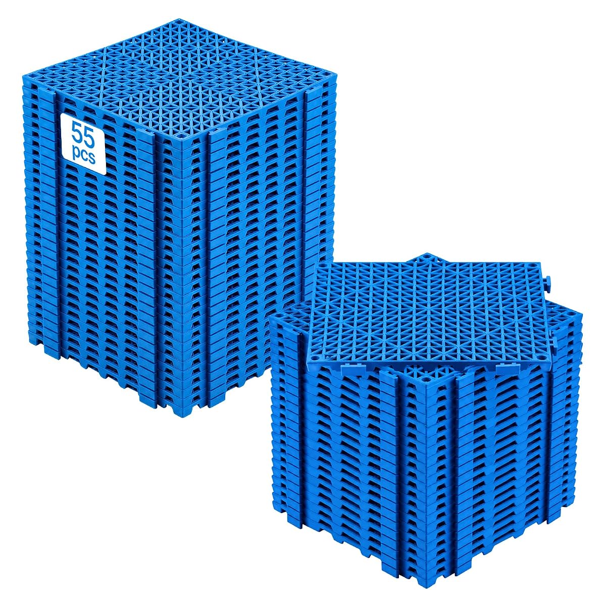 Dalles clipsables bleues en PVC, ajourées et empilées sur une terrasse après la pluie