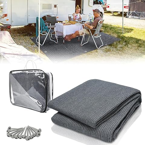 Tapis d’auvent gris bleu en maille avec piquets et sac de transport dans un décor de camping