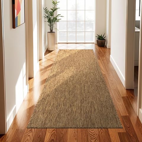 Tapis d’extérieur uni en polypropylène brun café posé sur le sol d’un balcon lumineux