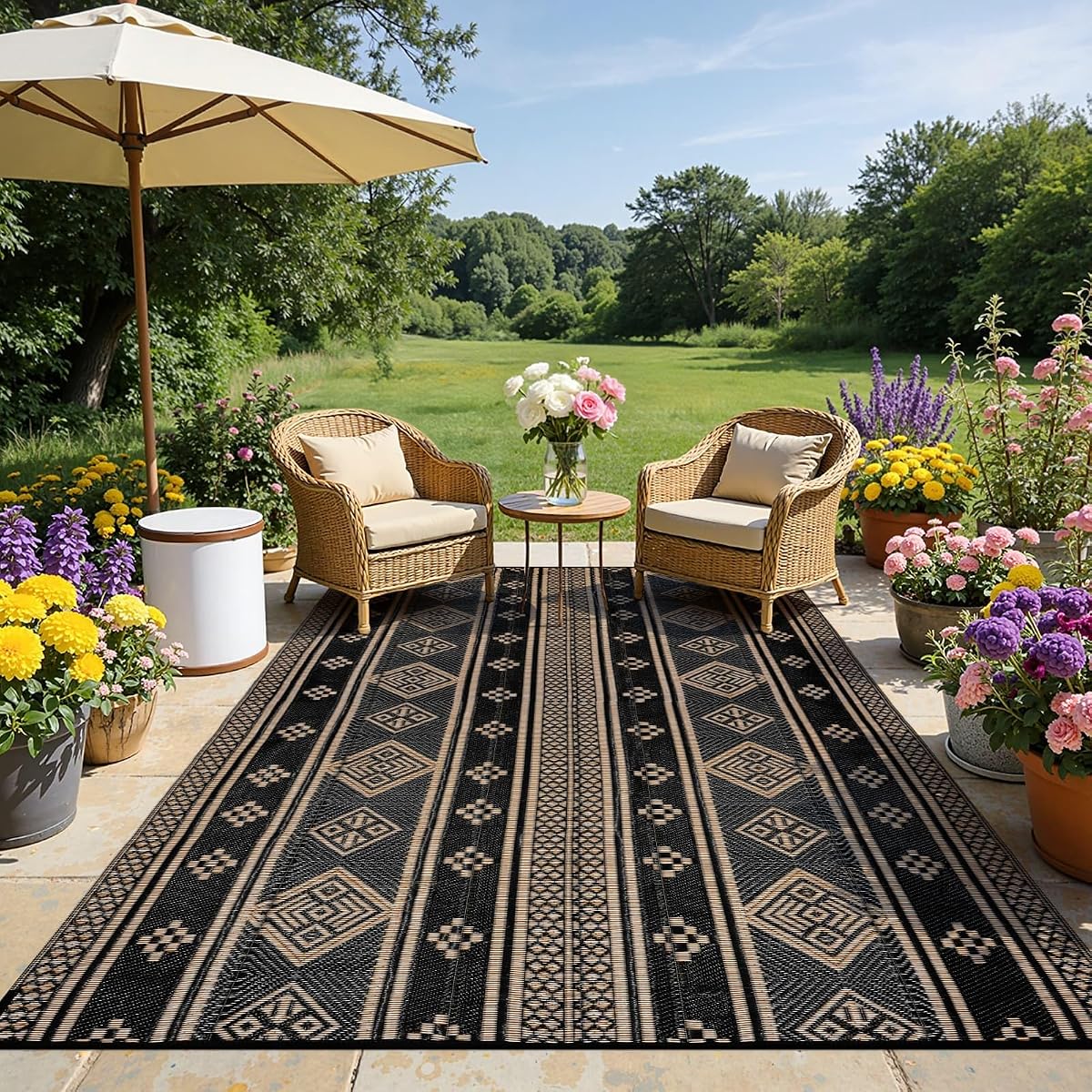 Tapis d’extérieur noir à motif géométrique, déployé sur une terrasse après la pluie.