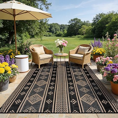 Tapis d’extérieur noir à motif géométrique, déployé sur une terrasse après la pluie.