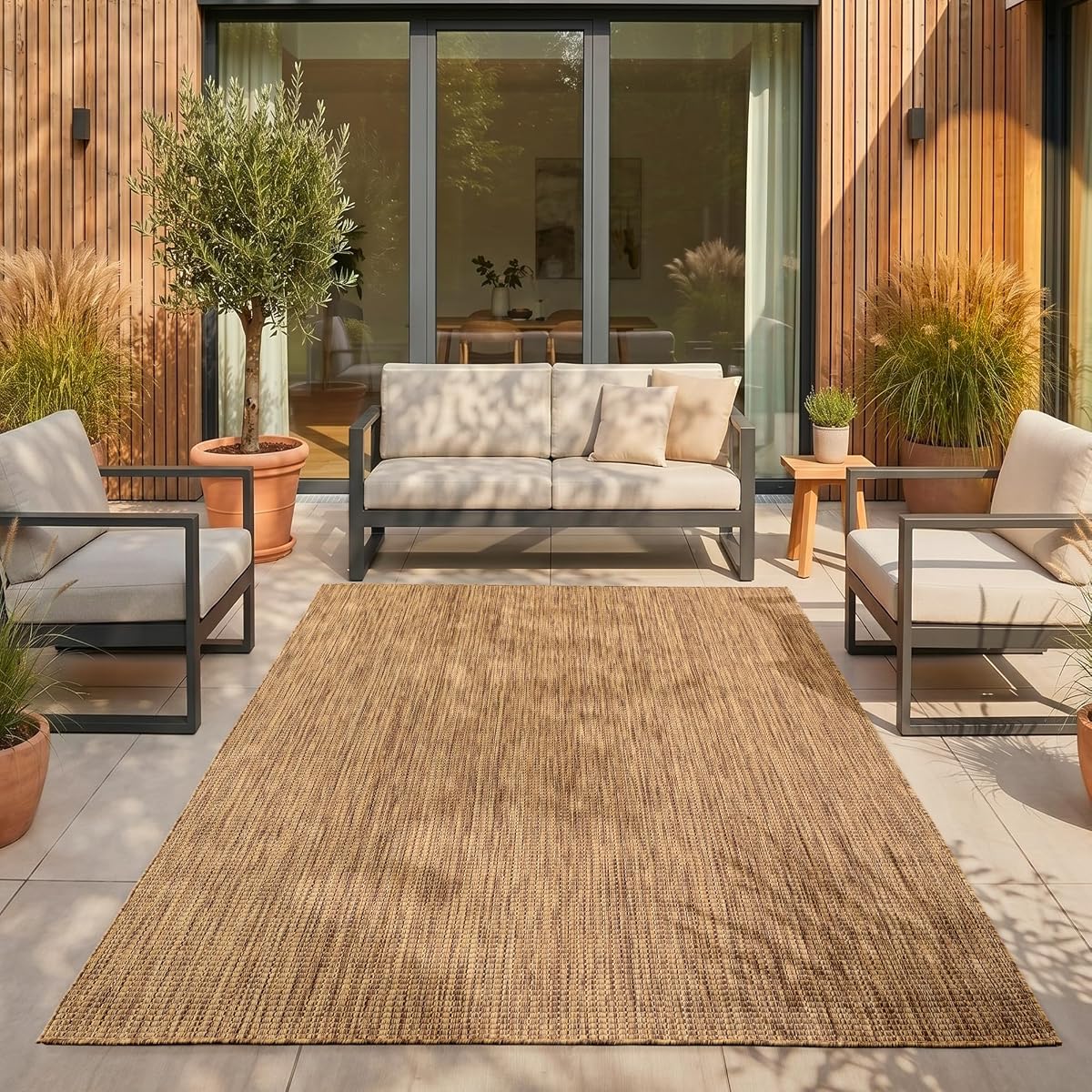 Tapis d’extérieur marron à tissage plat posé sur un balcon lumineux après la pluie