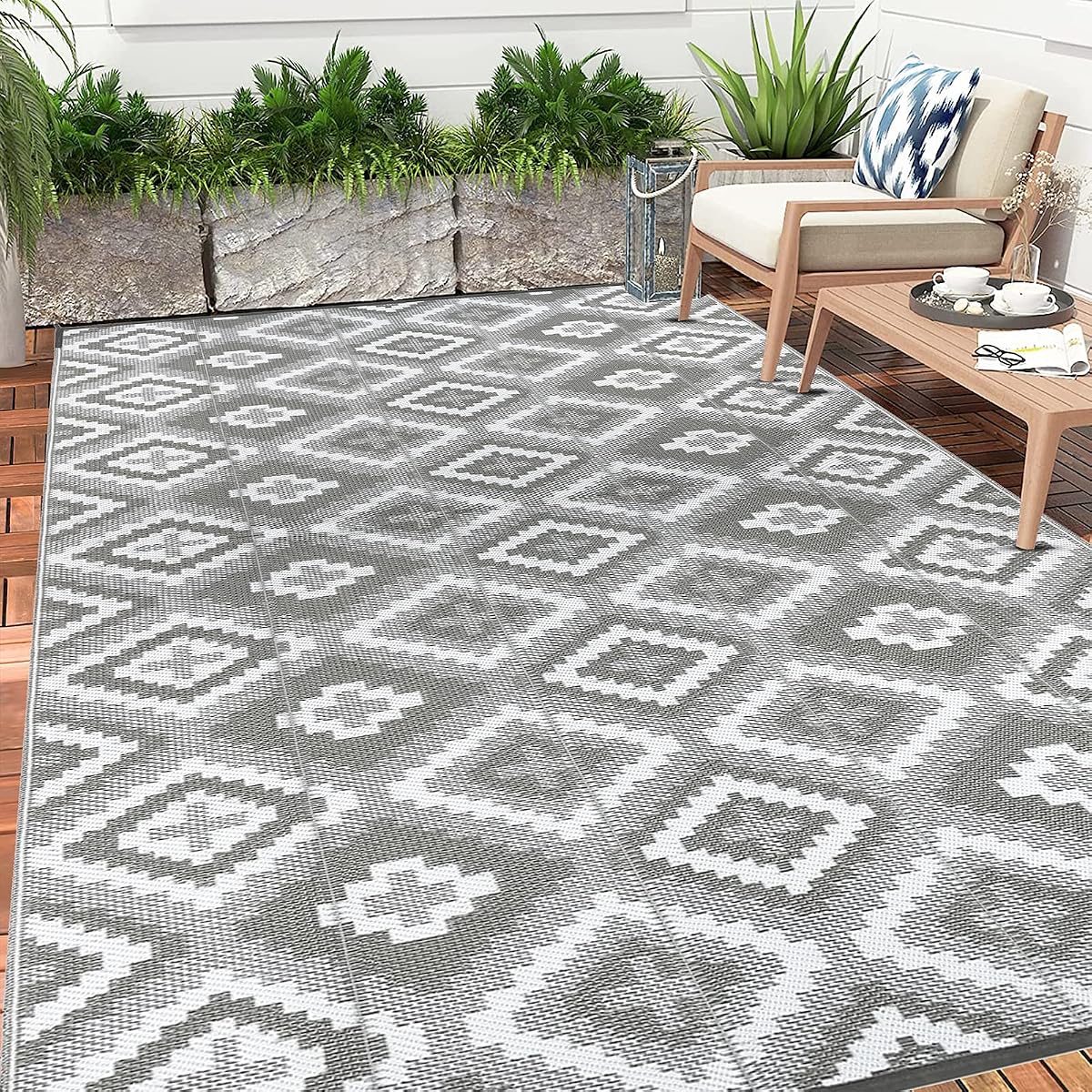 Tapis d’extérieur gris réversible à motif géométrique installé sur une terrasse claire