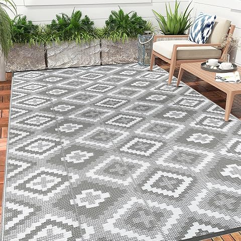 Tapis d’extérieur gris réversible à motif géométrique installé sur une terrasse claire