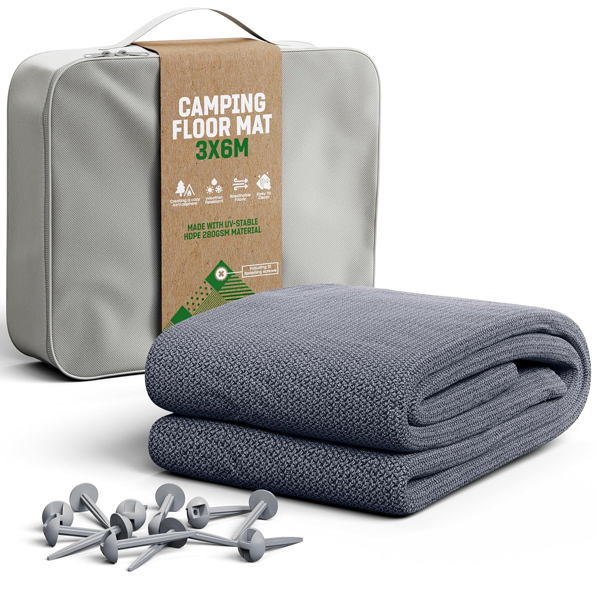 Tapis d’auvent de camping bleu et gris déplié sur une terrasse extérieure après la pluie