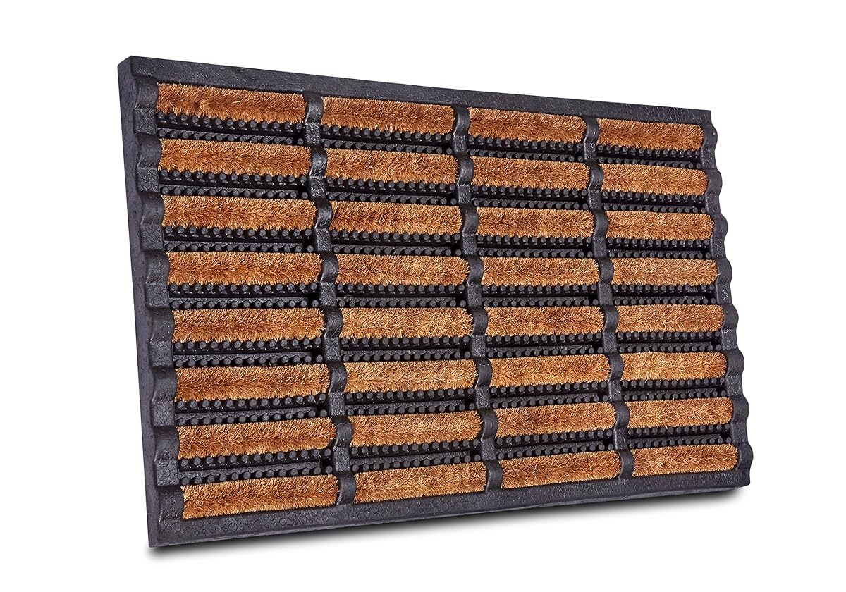 Paillasson rectangulaire à brosses en coco naturel et dos en caoutchouc sur une terrasse