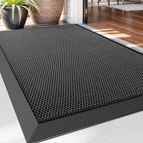 Paillasson noir rectangulaire à surface alvéolée posé devant une entrée extérieure abritée