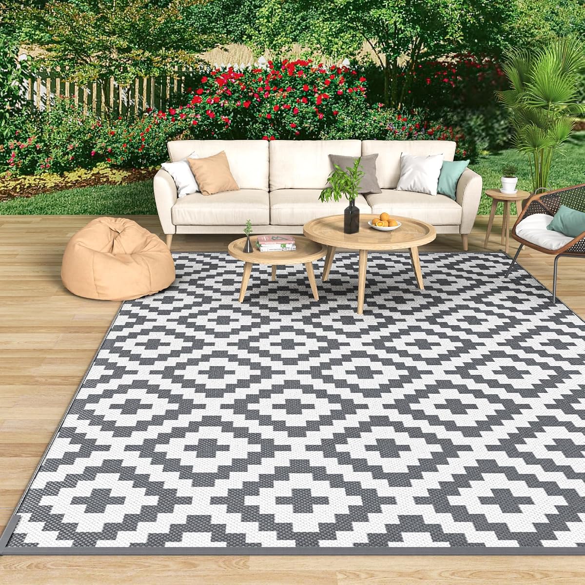Tapis d’extérieur gris et blanc à motif géométrique posé sur une terrasse après la pluie