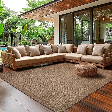 Tapis marron uni à tissage plat installé sur une terrasse en pierre claire après la pluie