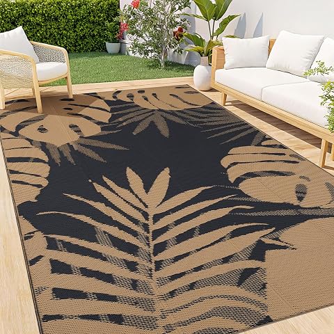 Tapis d’extérieur réversible en polypropylène, motif géométrique marron et noir sur une terrasse