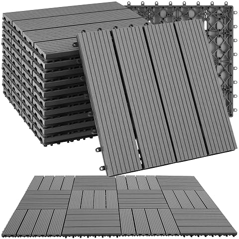 Onze dalles clipsables en WPC gris, disposées sur un balcon clair après la pluie