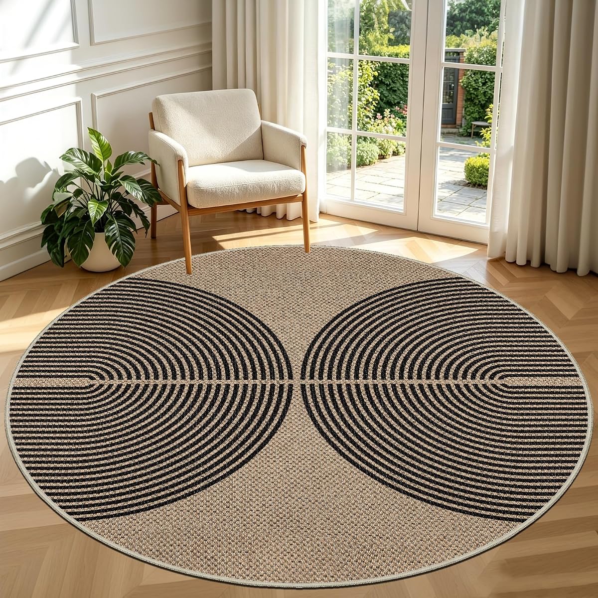 Tapis rond noir à l’aspect jute, motif en double arc, posé sur une terrasse en bois après la pluie