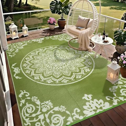 Tapis d’extérieur réversible à fleurs vert et blanc déployé sur une terrasse en bois après la pluie