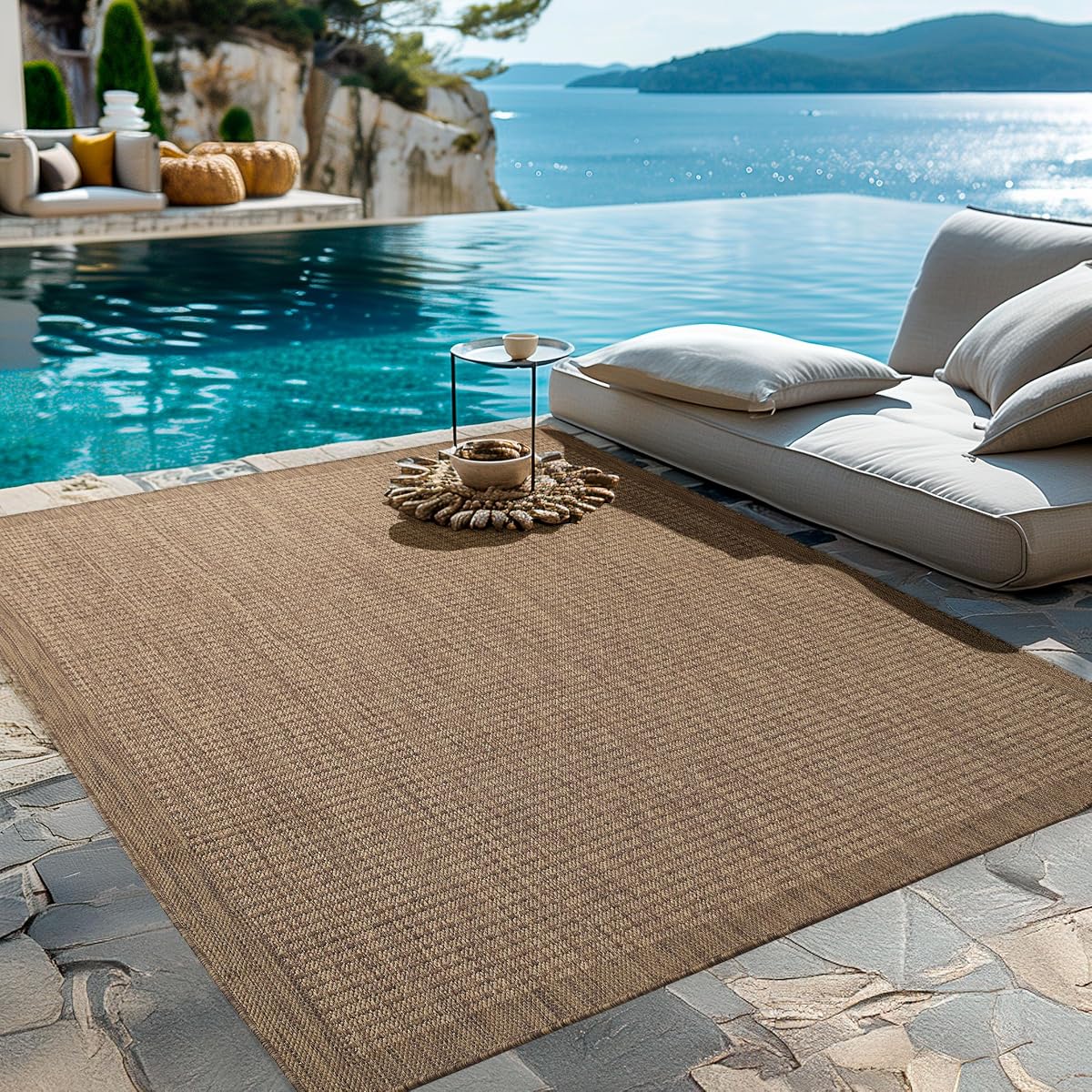 Tapis d’extérieur brun uni à tissage plat posé sur une terrasse en pierre claire après la pluie